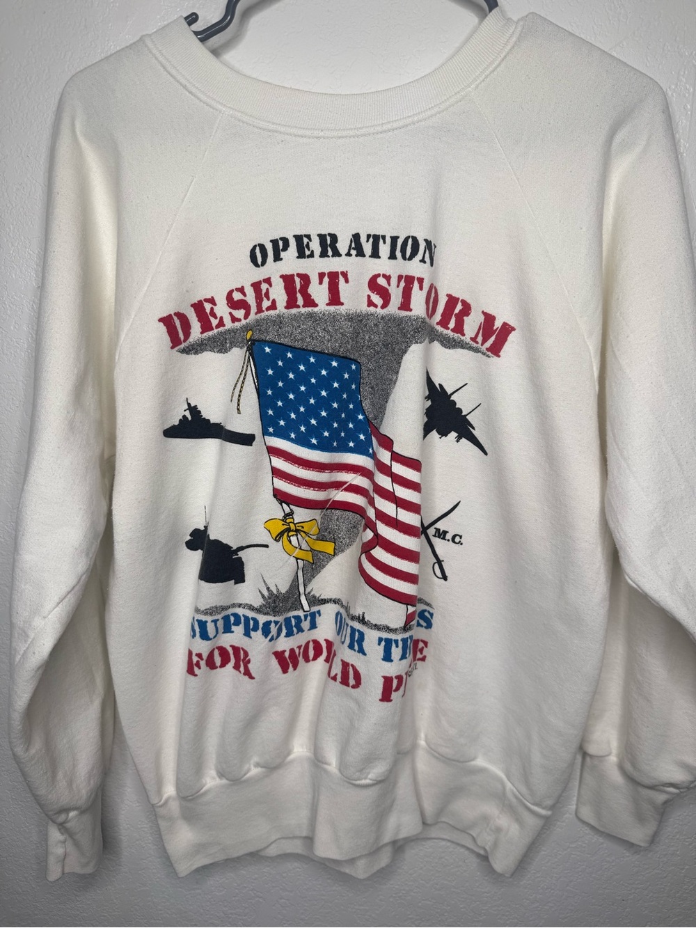 VTG 1990s white crewneck sweatshirt featuring an "Operation Desert Storm"size L